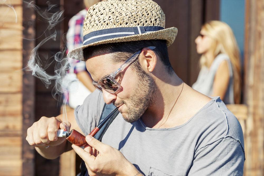 男人包里都装什么能装满,男生包里一定要装什么东西