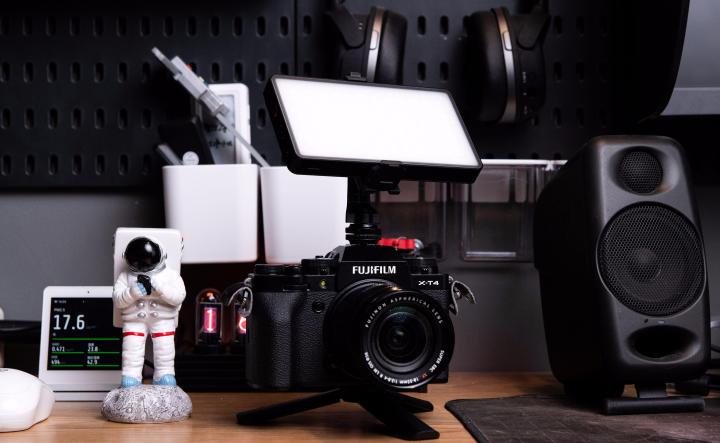 推荐一款简单精致的电脑桌 (实木电脑桌效果图大全2015款)