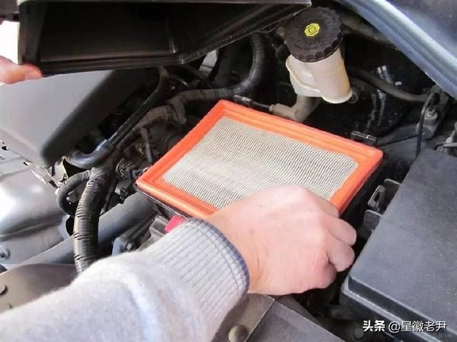 迈腾空气滤清器更换视频,如何更换汽车空气滤芯外壳