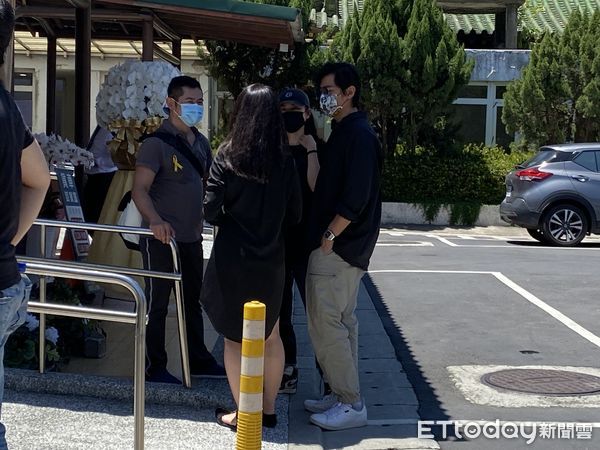 快讯/七朵花仔仔逝世享年35岁!陈乔恩老公、小洁悲痛现身告别式