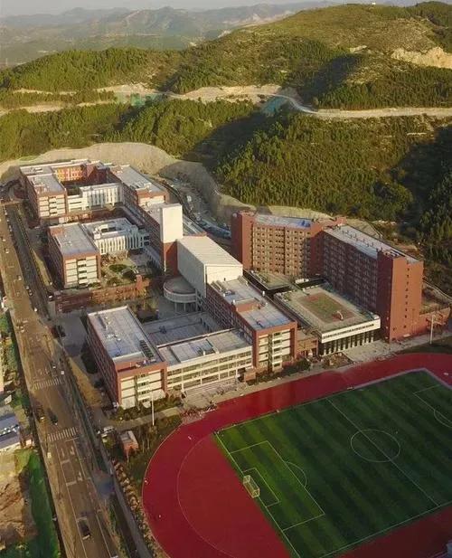 济南菲利普斯国际学校,美国私立高中菲利普斯艾斯特中学