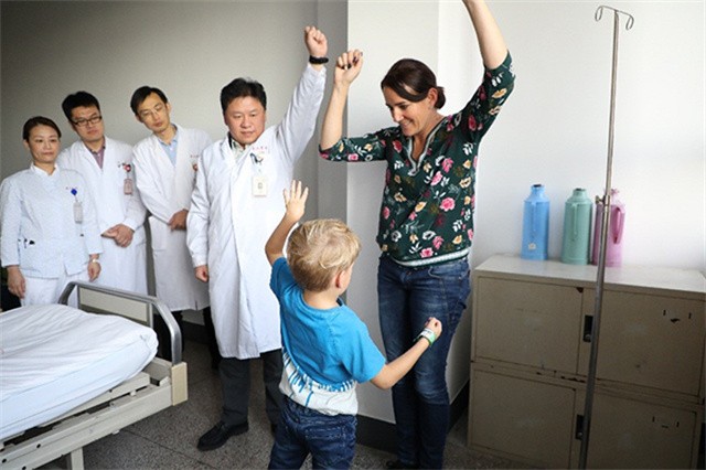 国外先天性脑瘫成功案例,德国夫妇带脑瘫孩子来华治疗