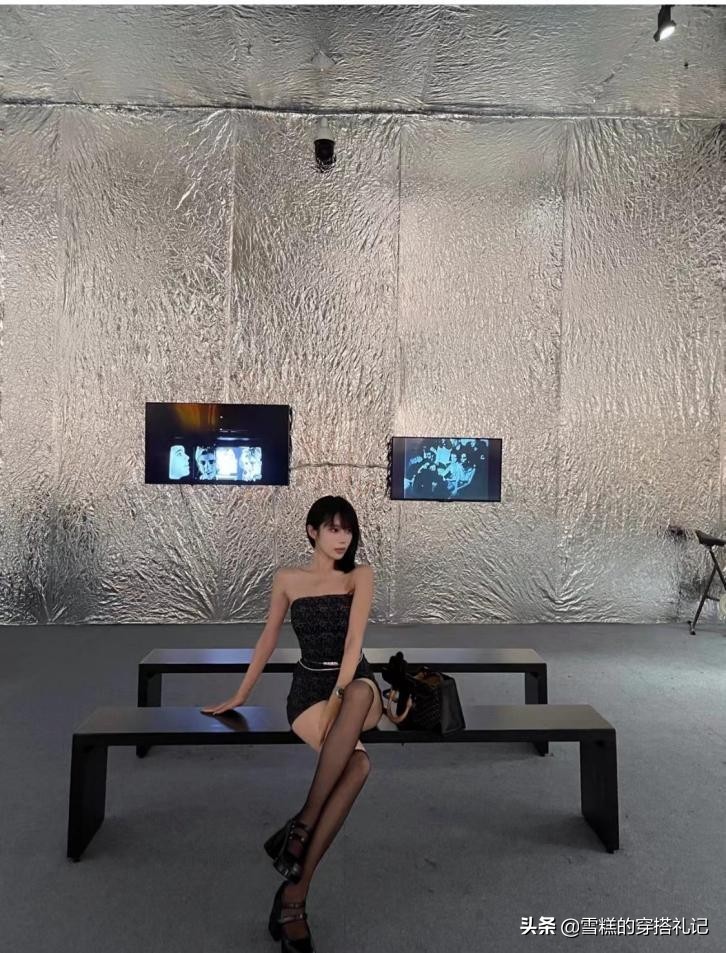 今年流行丝袜颜色穿法,今年最流行的丝袜穿法