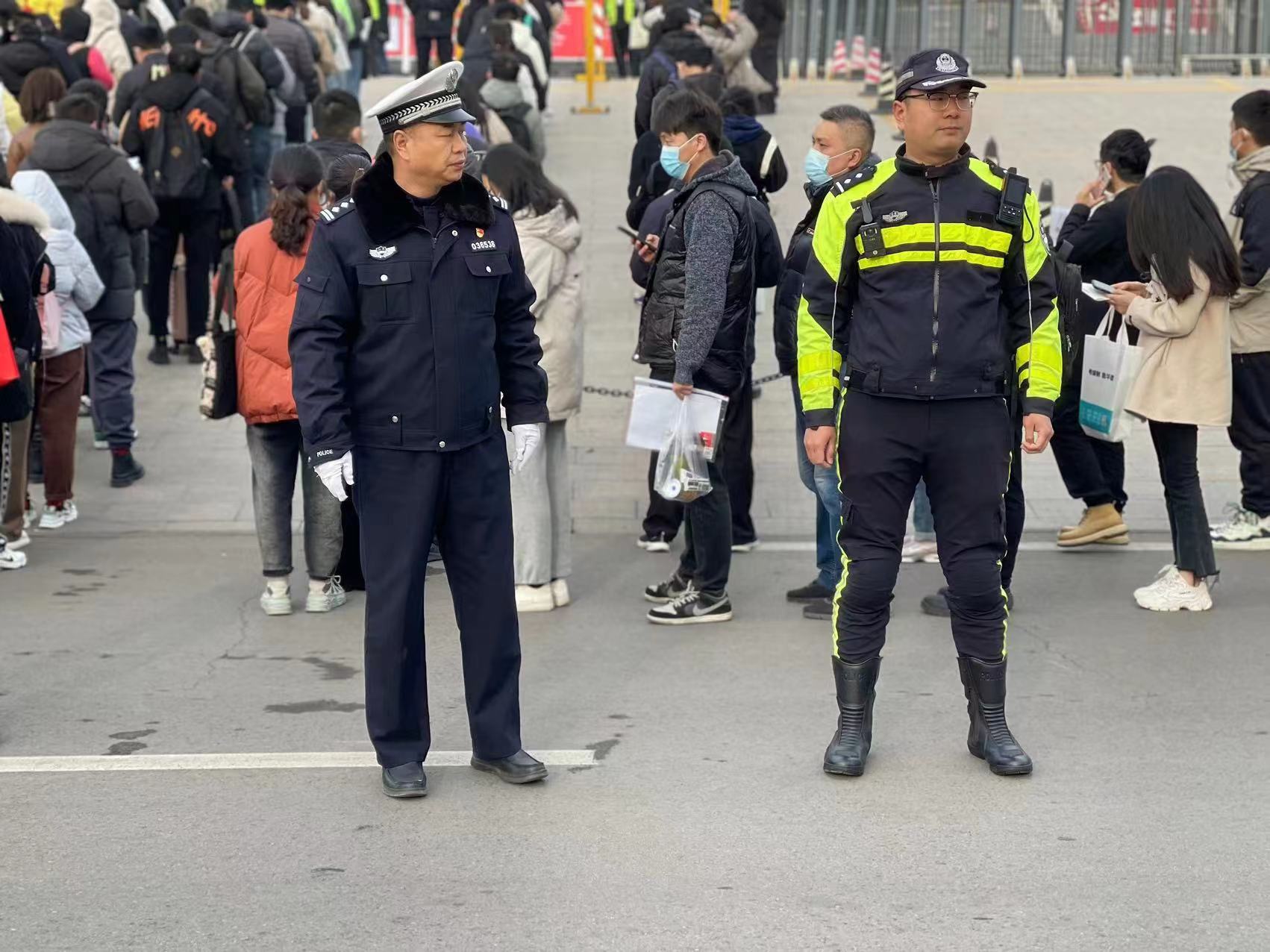 粗心考生遗失准考证交警紧急护送,马虎考生走错考点交警紧急救助