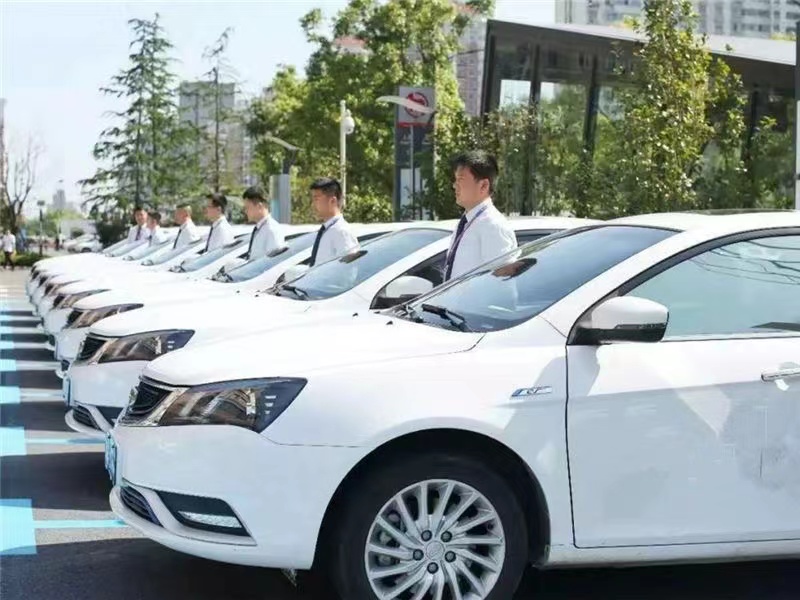 西双版纳满大街都是傣装,云南西双版纳的真实生活