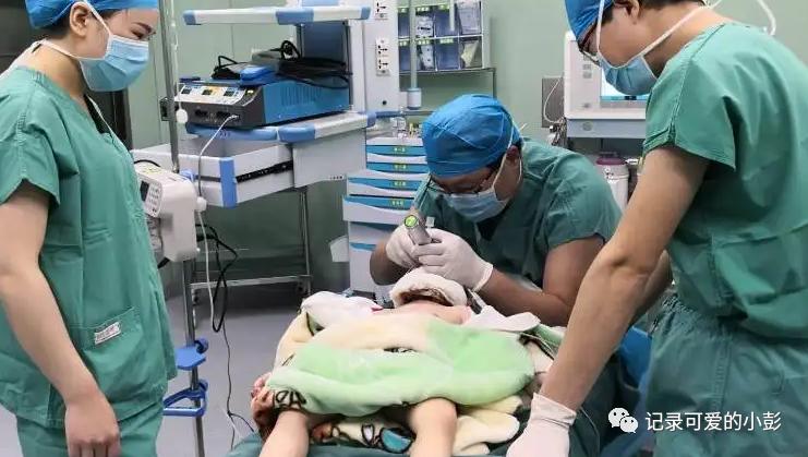 一岁宝宝喝奶时突然流了一点鼻血,一岁宝宝喝奶后鼻涕流不止