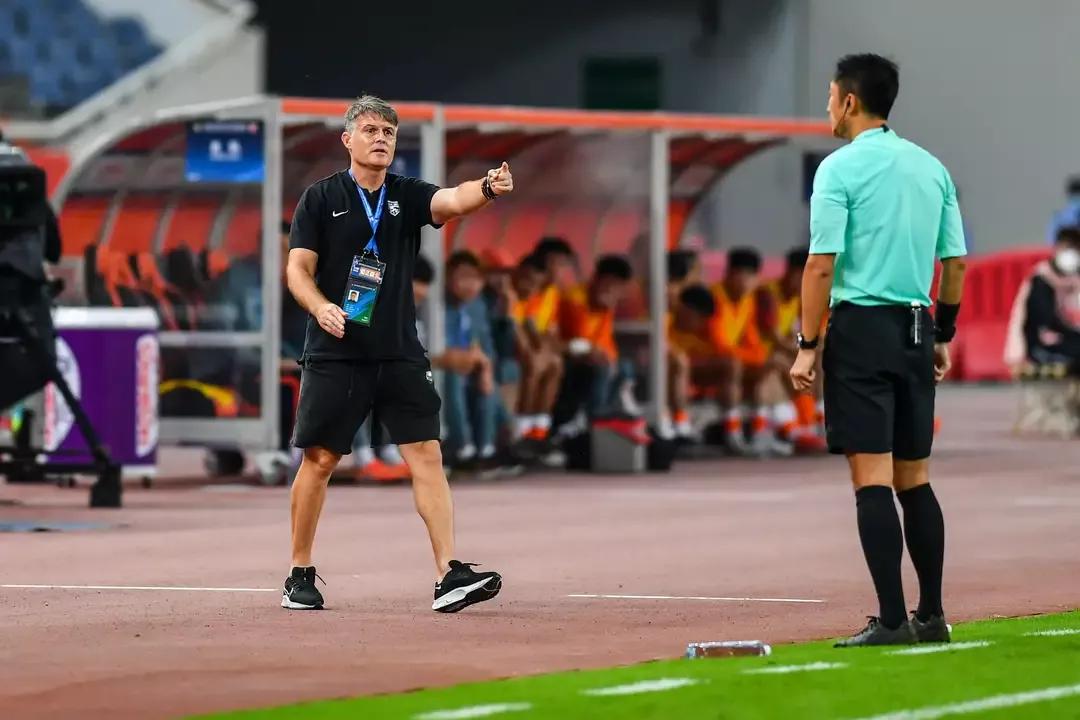 国足必须打好翻身仗，主教练在哪里，咱得好好白话白话