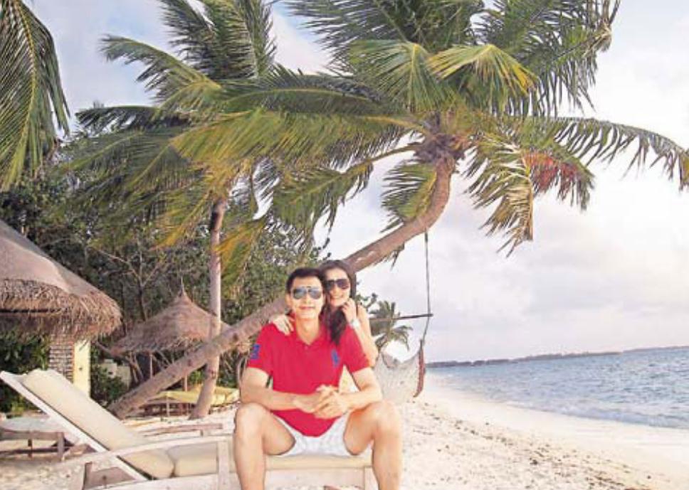 易建联：娶巴西足球宝贝荆灵，婚后连生两胎，如今妻儿都定居美国