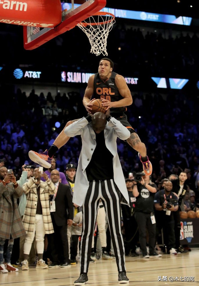 姚明塔科法尔巨无霸,塔科法尔身高231站立扣篮