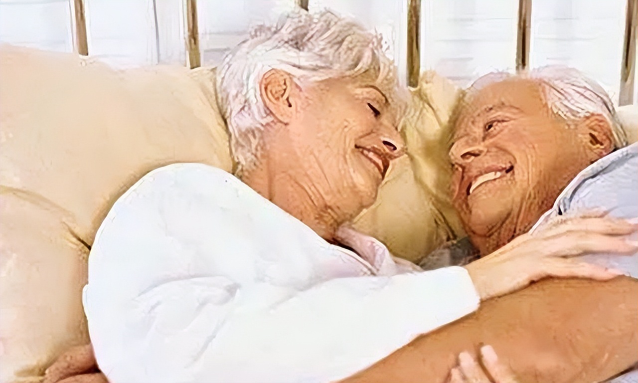 80岁老头艾滋病传染给老婆,艾滋病老年患者应不应该和家人讲