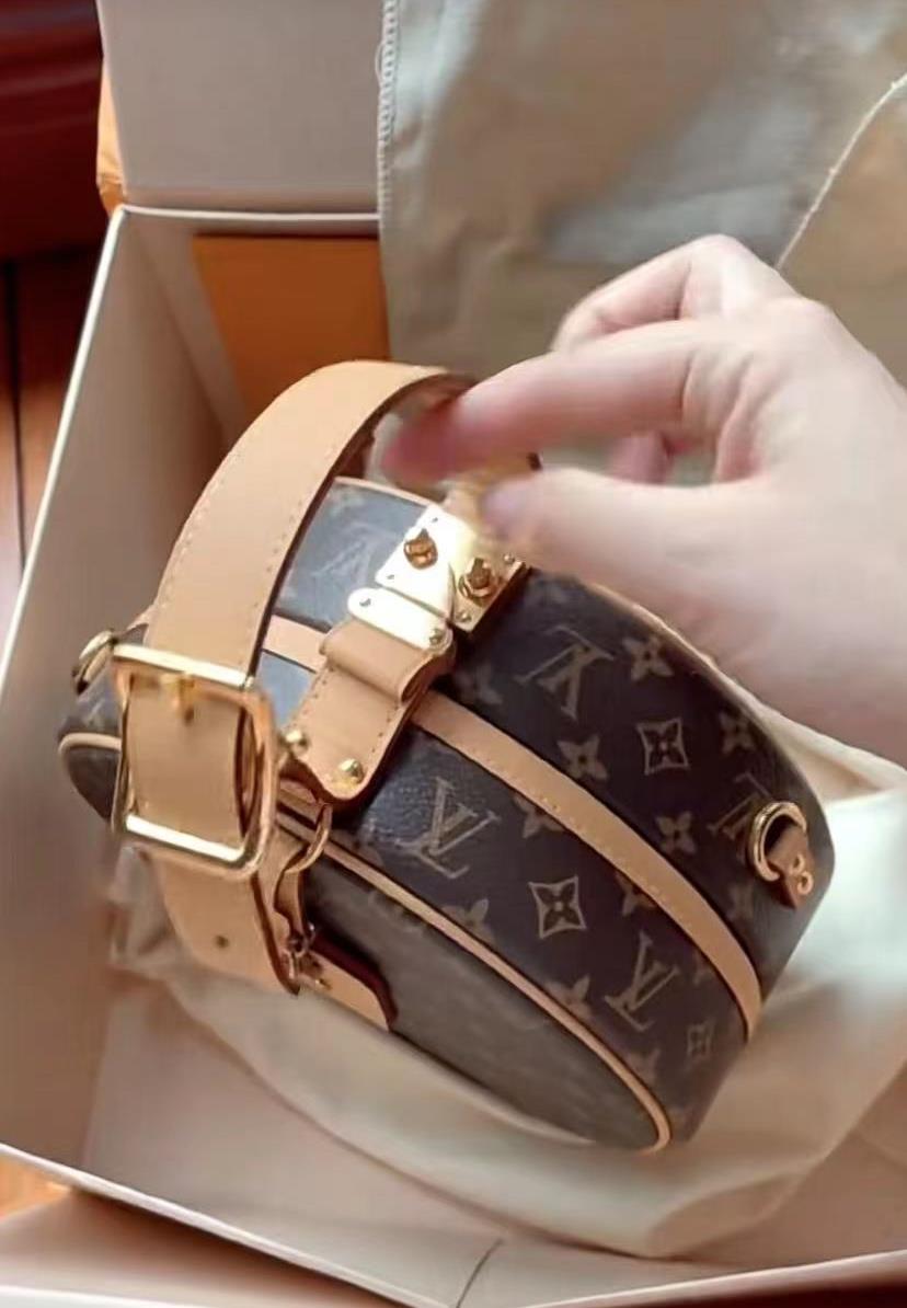 女子挑选五万奢侈包男子拒绝付款,女子相亲让男子买包