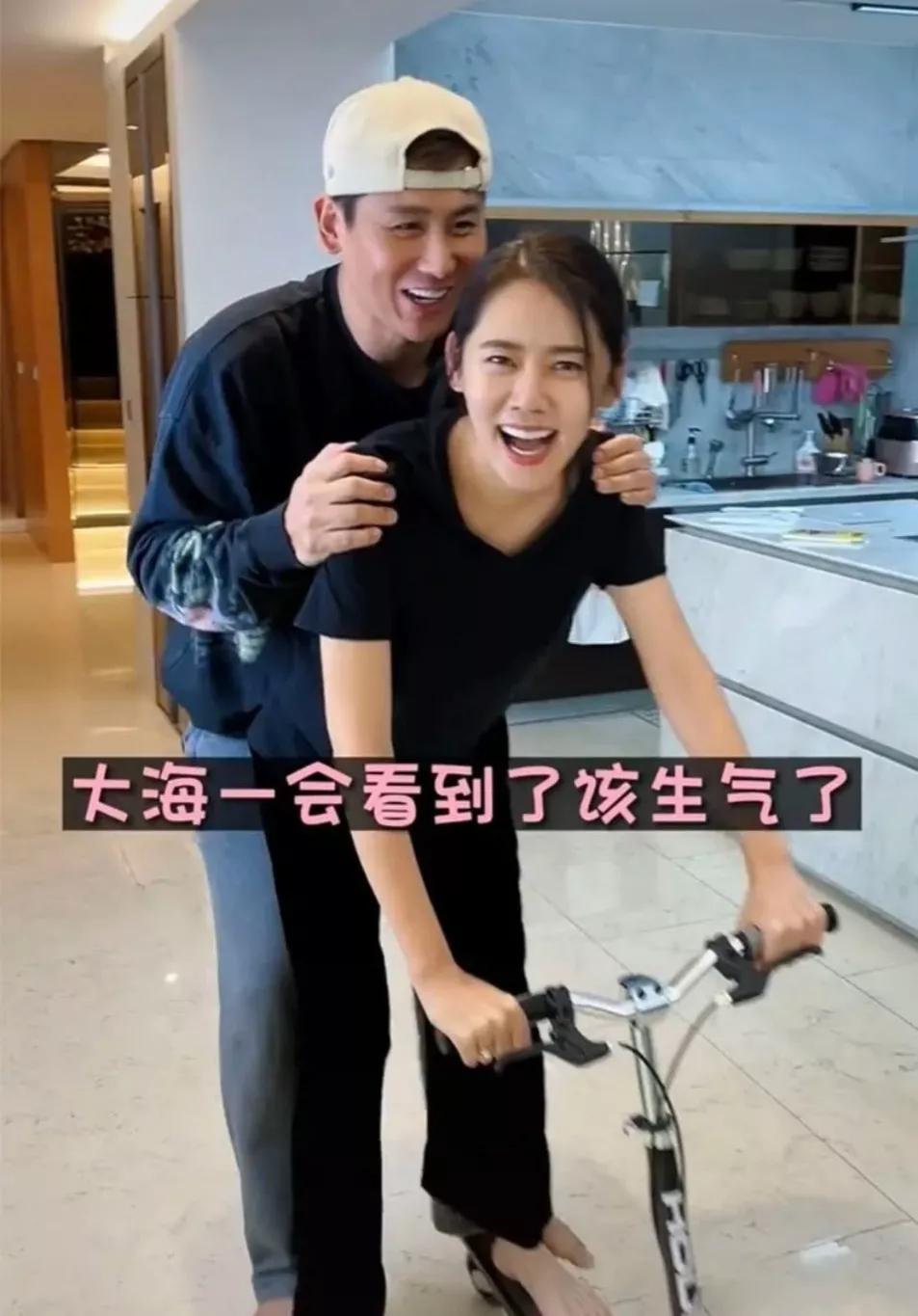 秋瓷炫于晓光秀恩爱，夫妻俩在豪宅里玩滑板车，像热恋中的小情侣