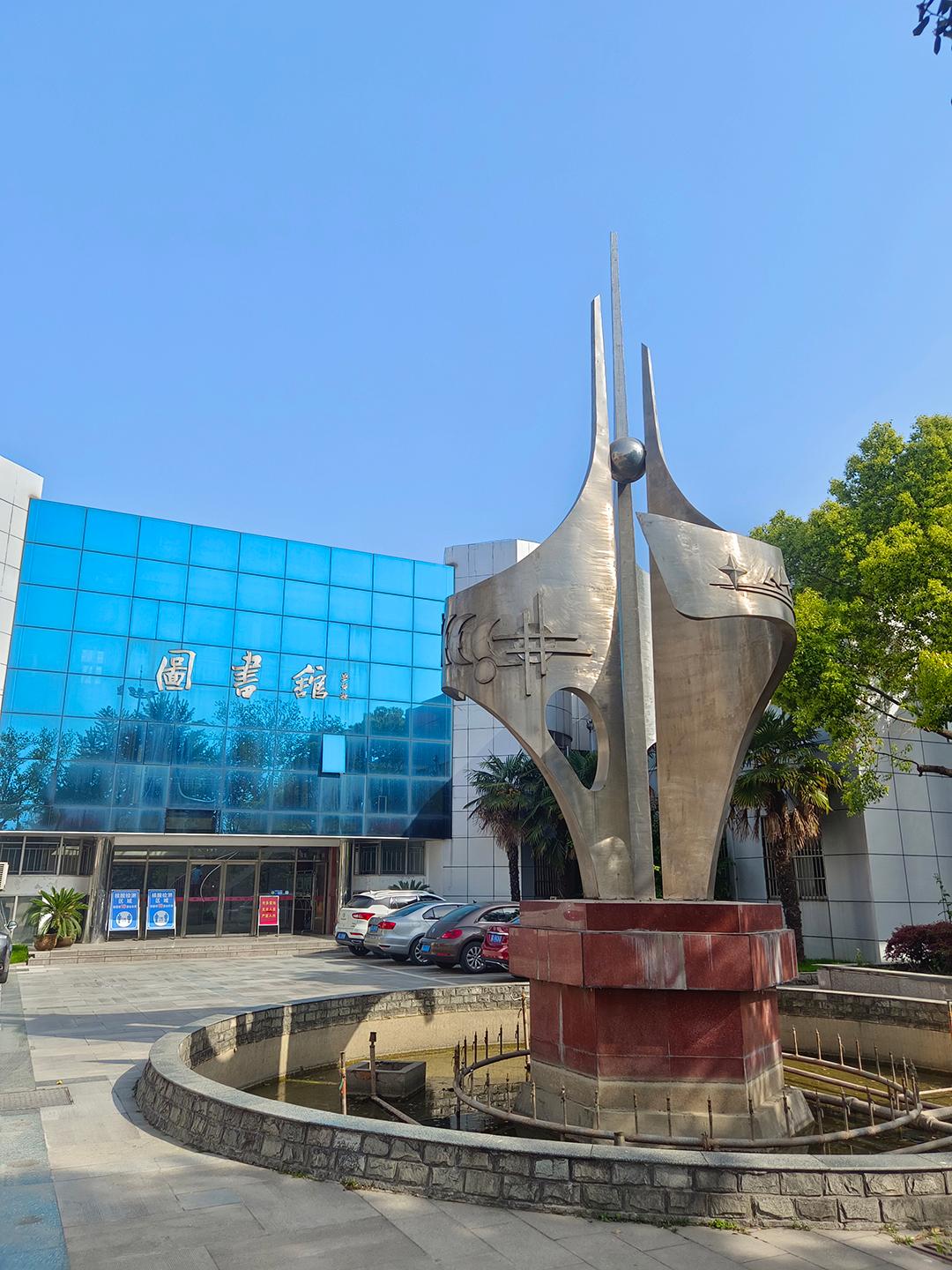 校友再回学校,丹阳六中校友