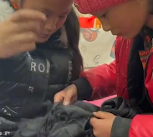 四川一老师裙子挂了个洞，10岁学生自告奋勇帮她补，技术让她惊讶