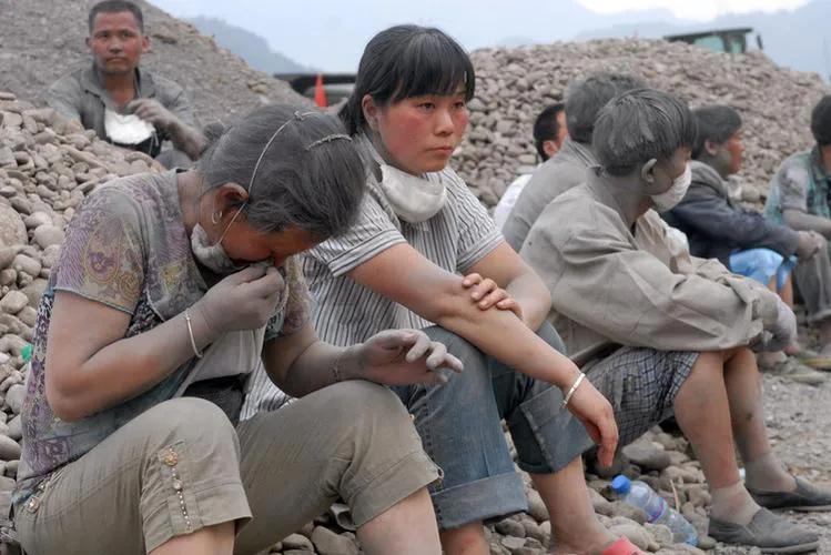 表哥新买手机掉粪池，表哥做法让人感慨良多