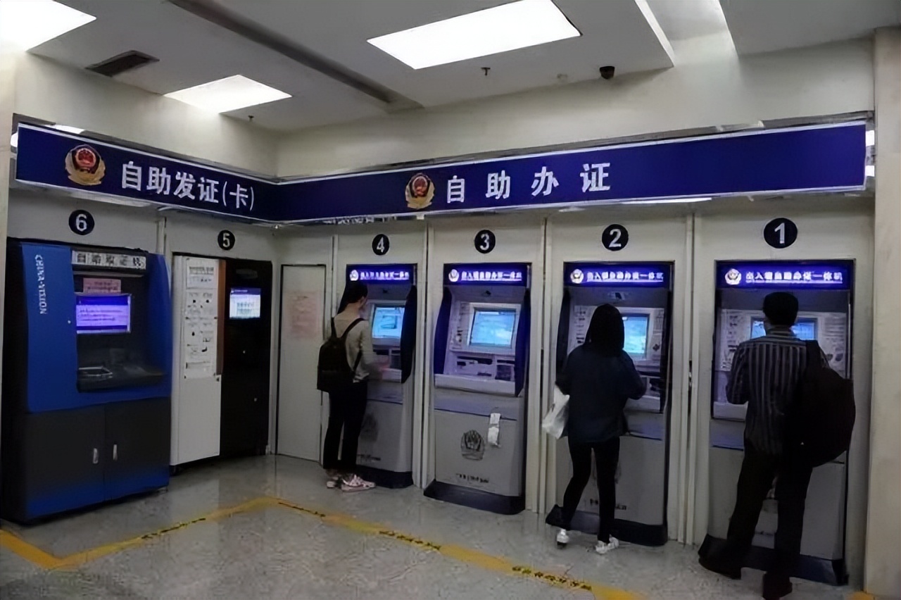 自助签注人山人海！口岸人山人海！直击香港全面通关首日火爆！