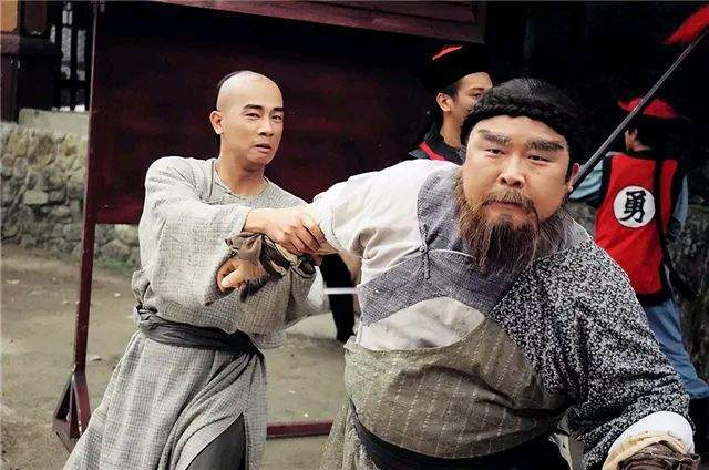 毒瞎海大富，背刺小桂子，韦小宝化解杀身之祸秘诀：斗阴斗狠斗快