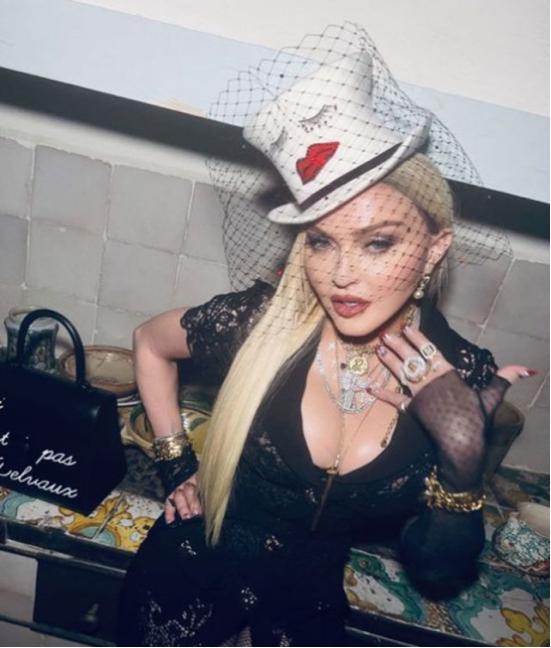 麦当娜戴粉色墨镜亮相,麦当娜穿粉色裙