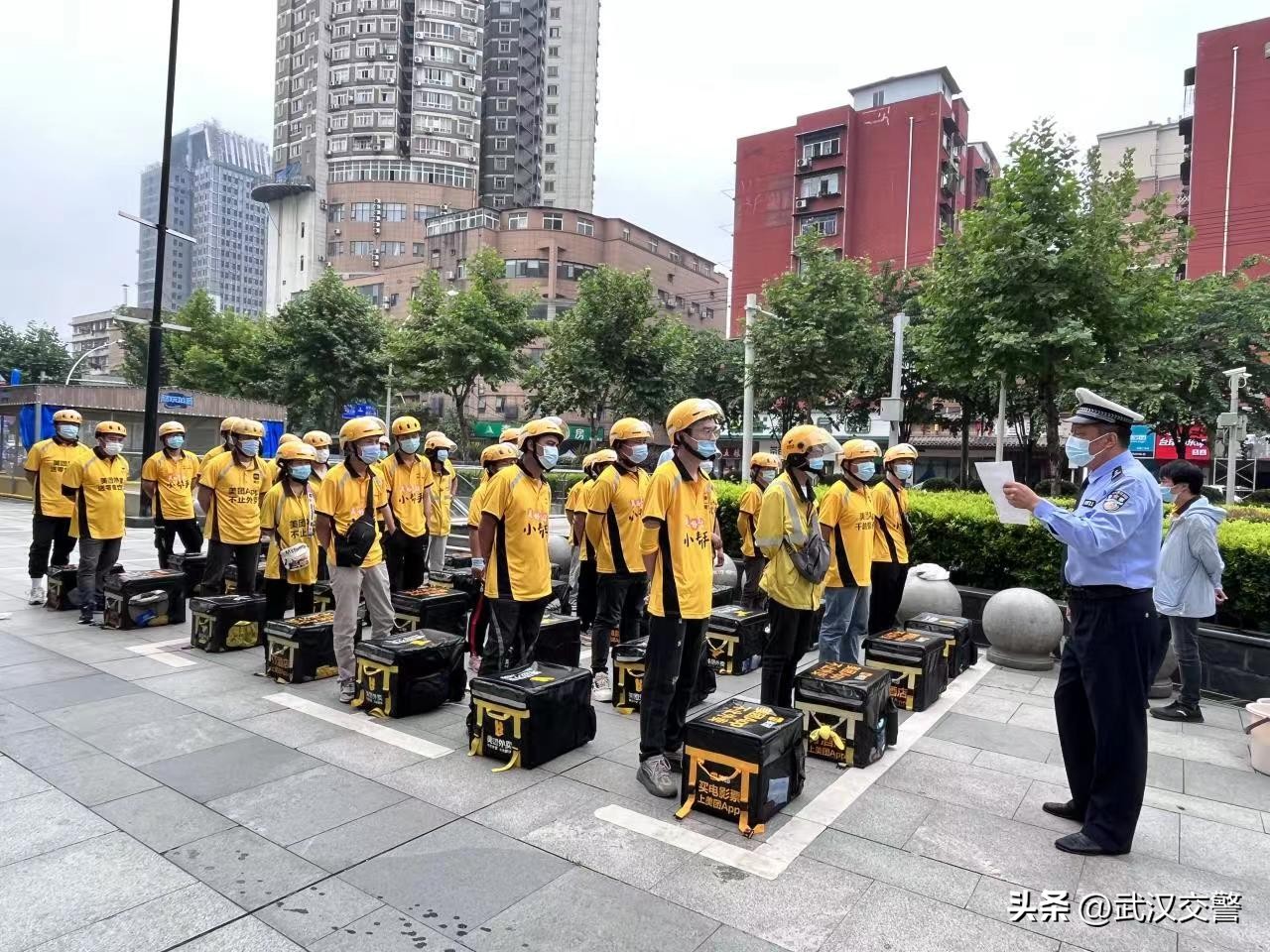 交警开展外卖一盔一带宣传活动,一盔一带交警大队安全提示