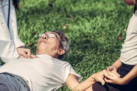 6个症状提示脑供血不足，医生提醒：不想脑梗或痴呆，做好4件事