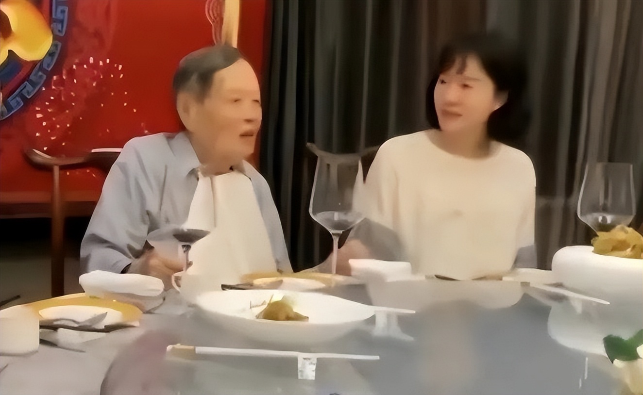 翁帆对95岁杨振宁有多少爱情,翁帆把杨振宁照顾得很好