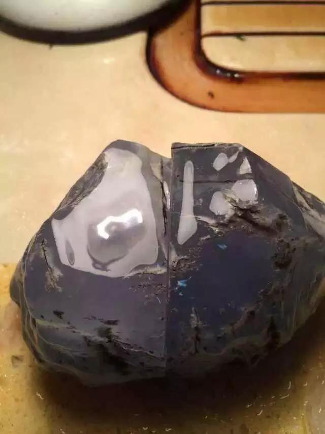 顶级玻璃种翡翠原石切割视频,顶级玻璃种全脱沙翡翠原石