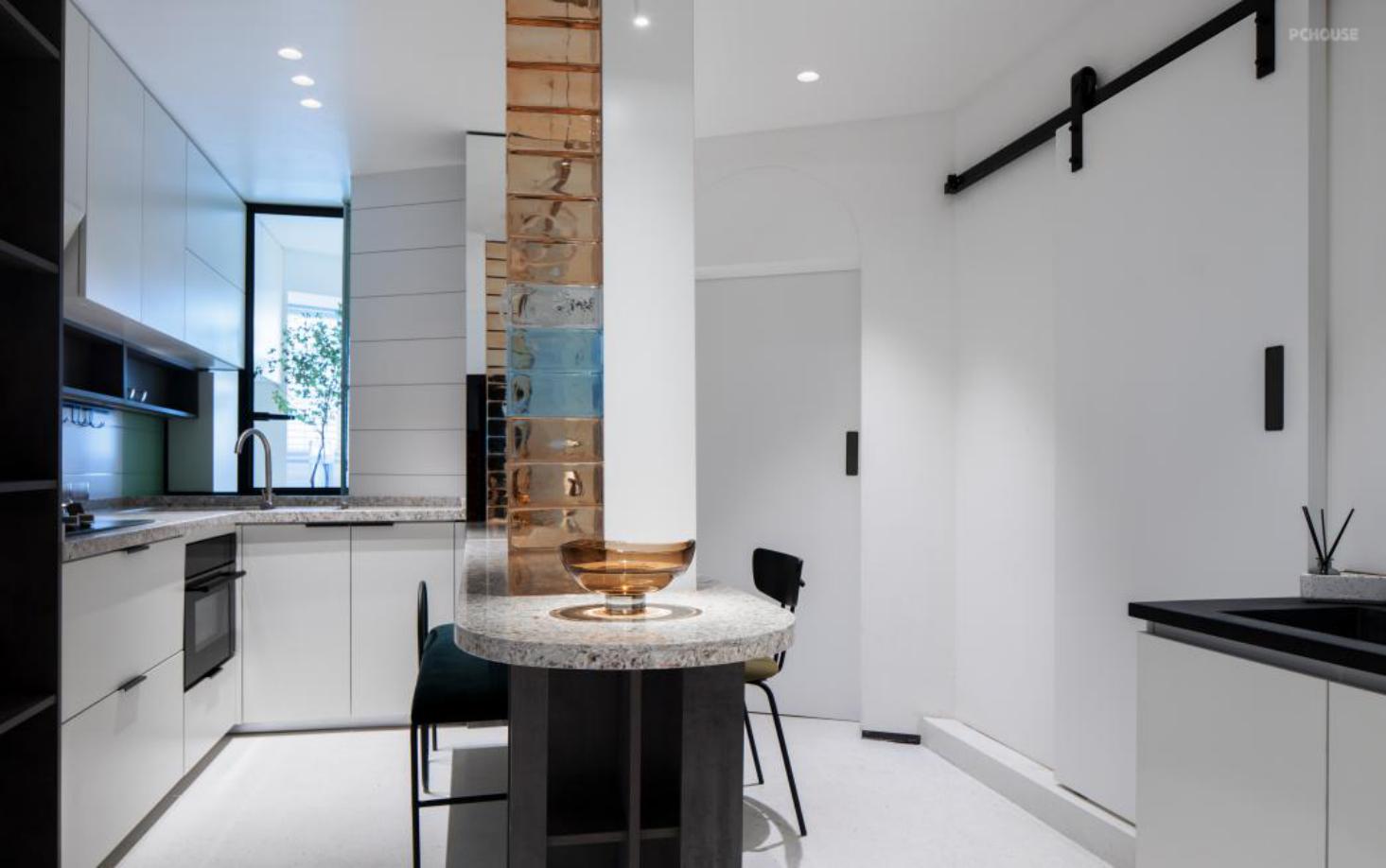 香港蜗居30平米一家三口穷开心,香港适合居住的小蜗居