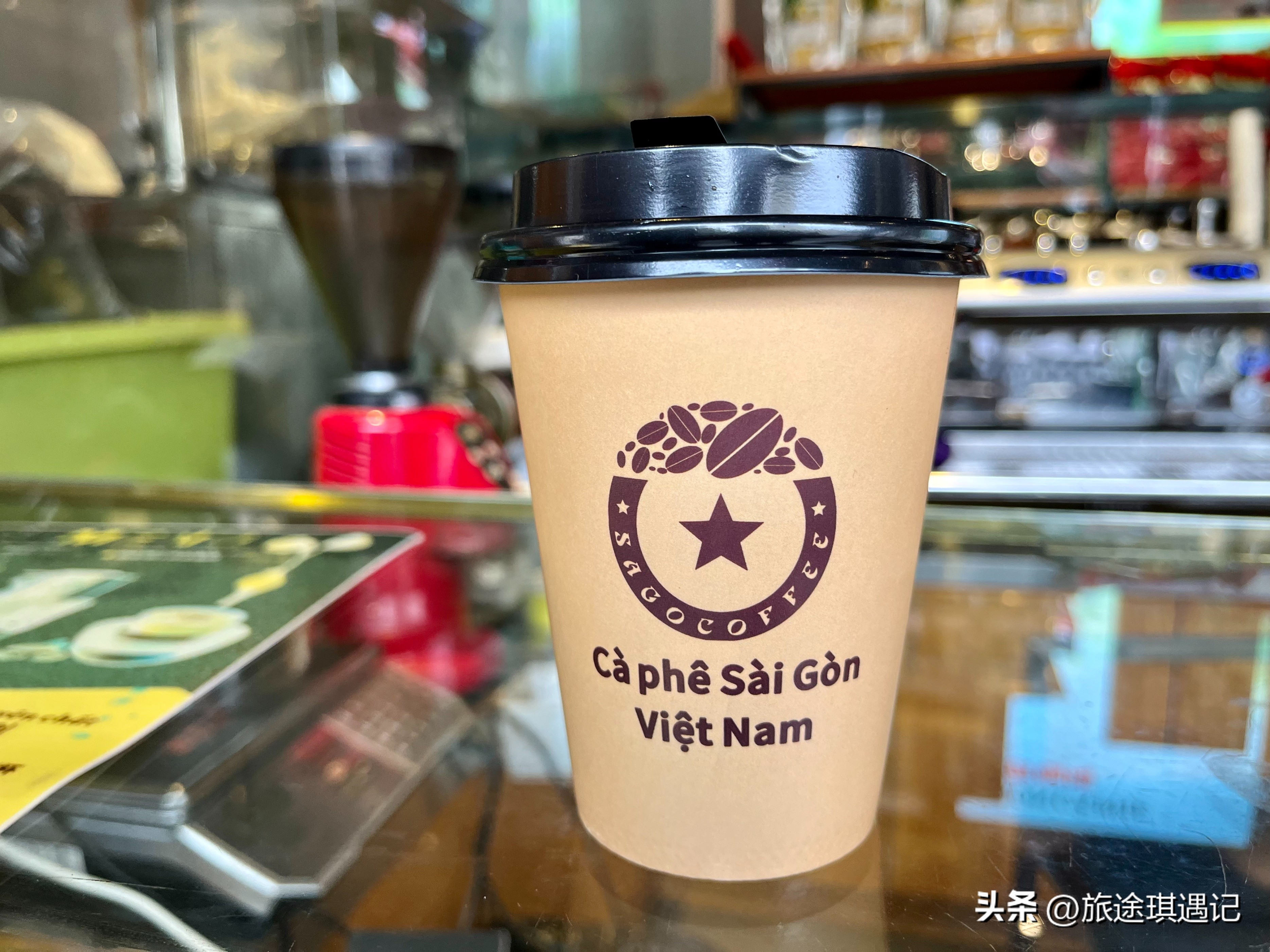 东兴与越南边境交界处,越南人看东兴北仑河