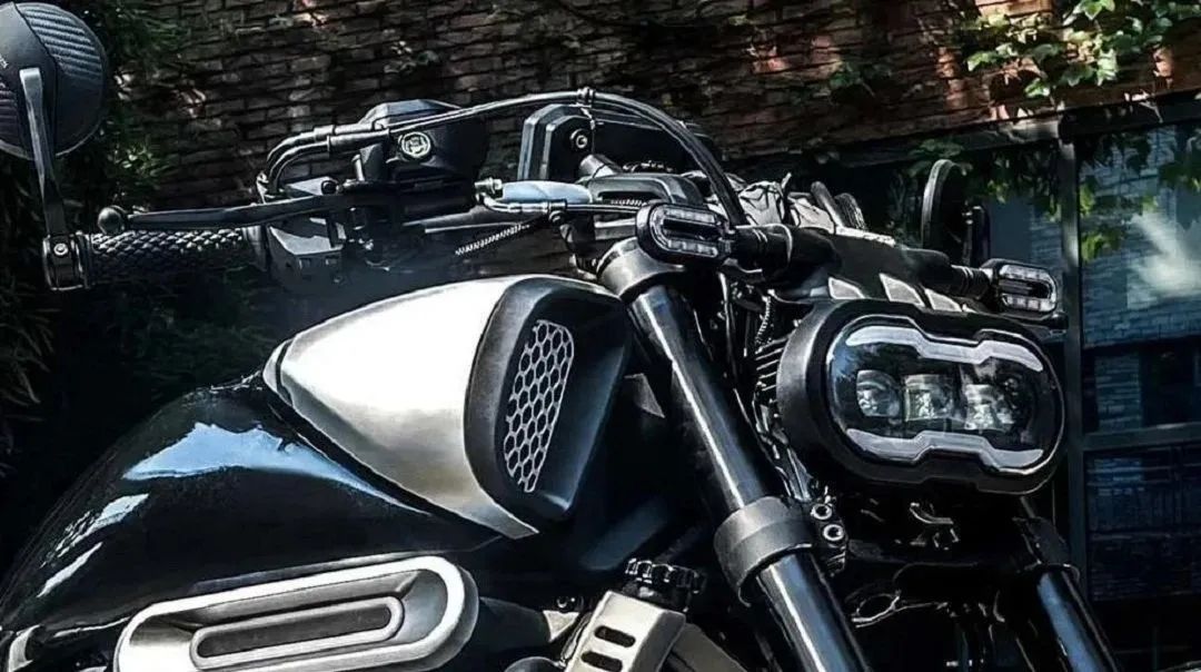 隆鑫无极首款太子巡航CU525实车曝光，传统风味淡、运动激进感强