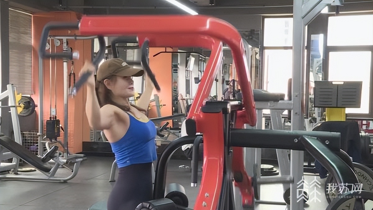 60岁阿姨坚持健身22年依旧童颜,60岁阿姨健身22年后的样子