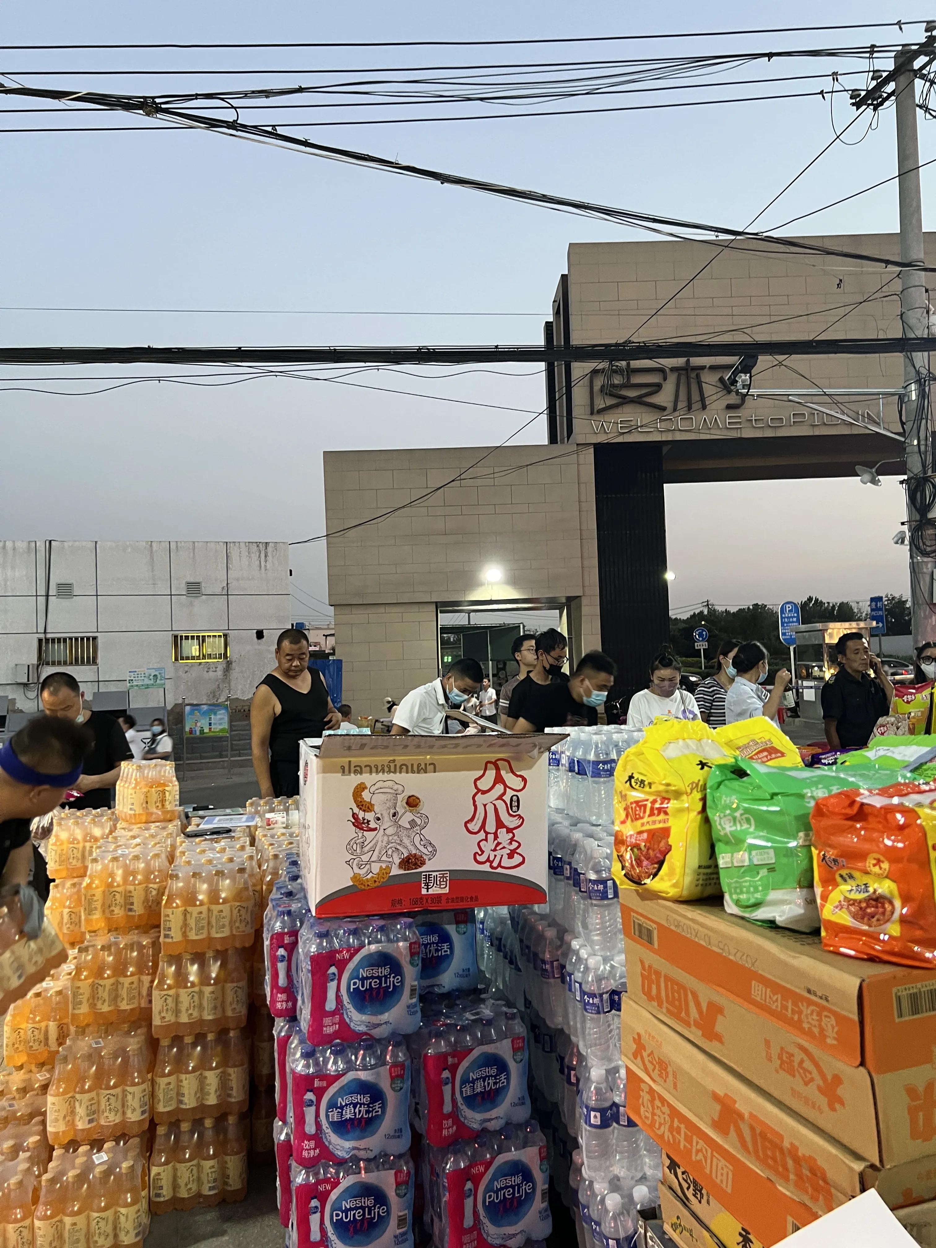 90后小伙卖临期食品年入上千万,摆地摊卖临期食品一年赚50万