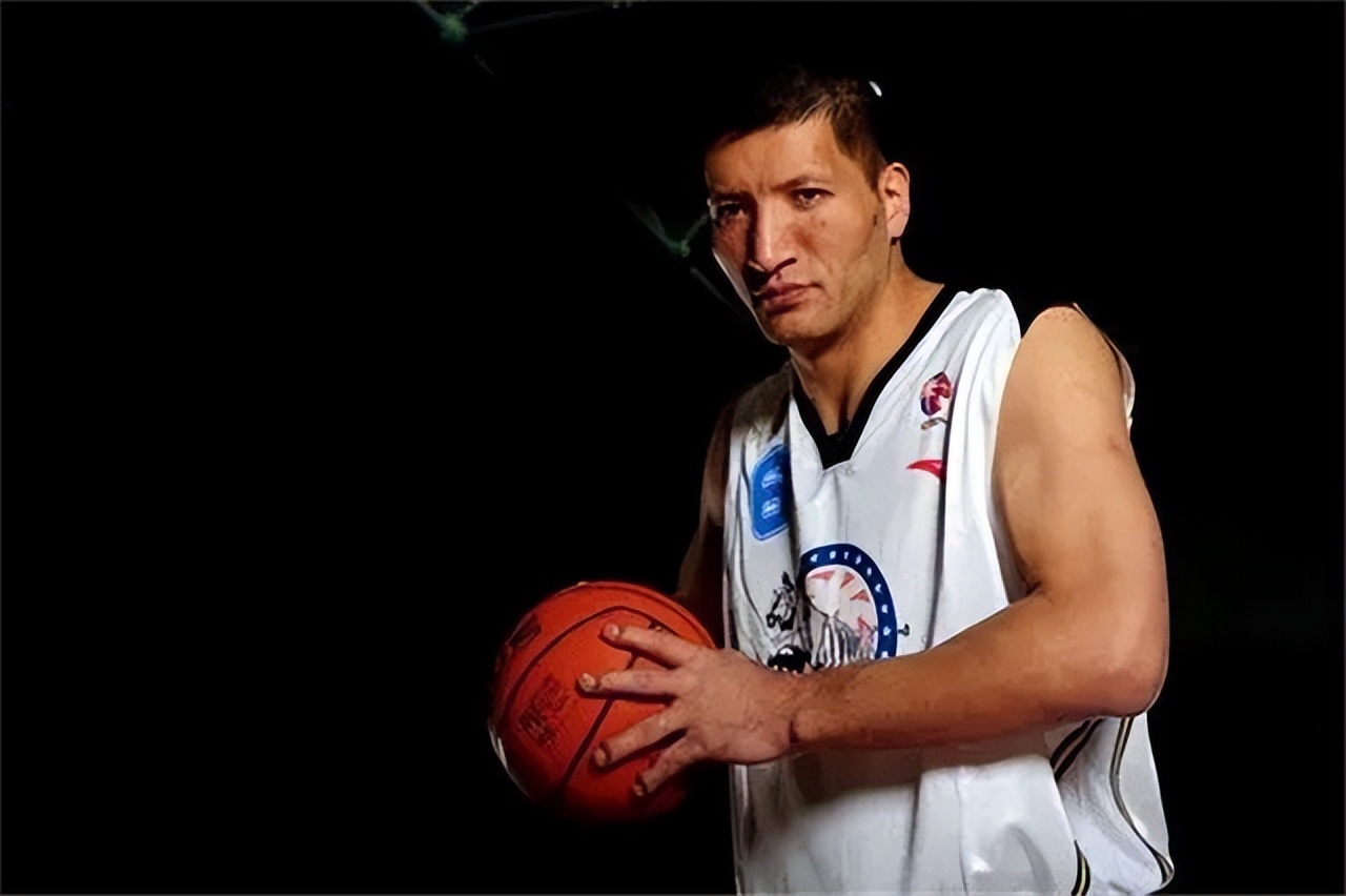 篮球巨星巴特尔：退役7年后，体形消瘦令人心疼，如今投身公益