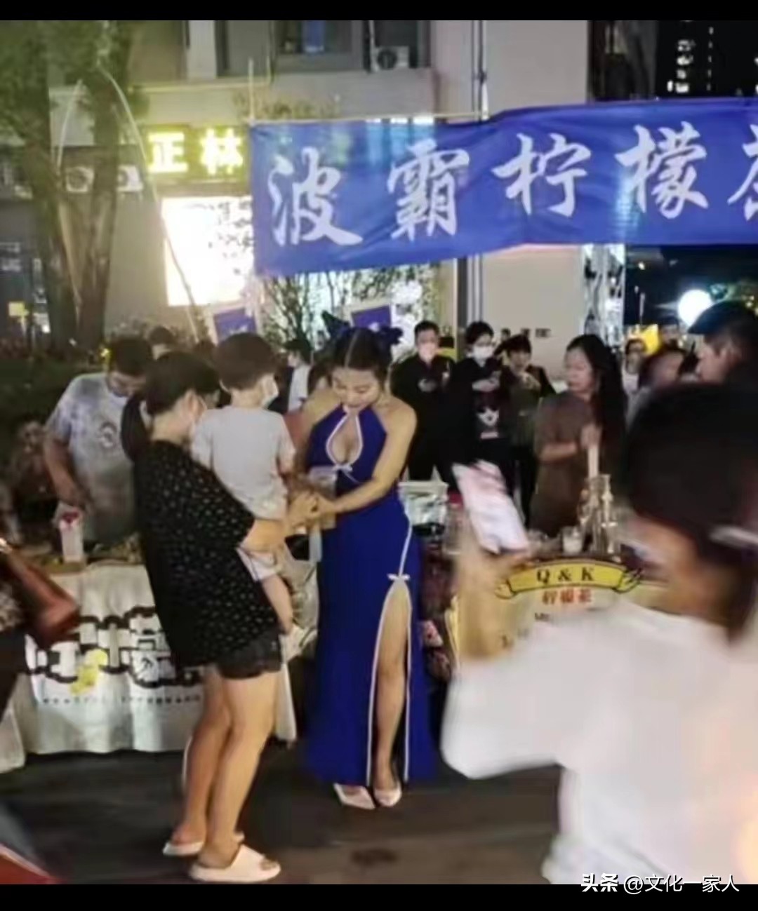 这位女“*霸波**”的穿着，是高尚健康还是低级色情，都由您来判断