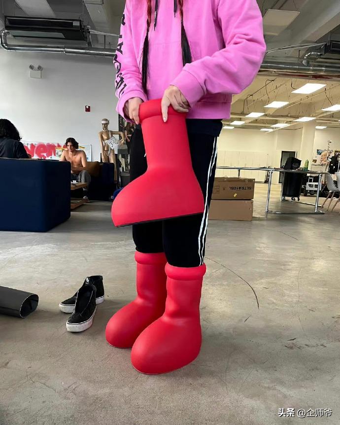 阿童木大红靴为什么火,阿童木的靴子谁给的