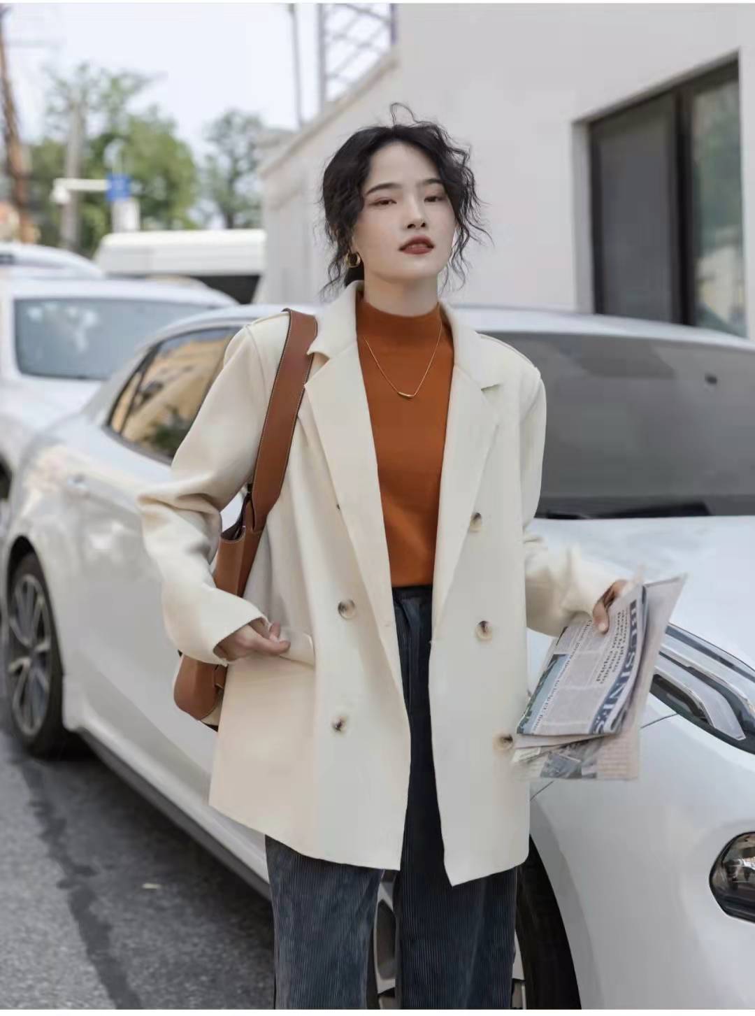 灯芯绒裤子松紧裤配什么上衣,咖色灯芯绒的裤子配什么上衣