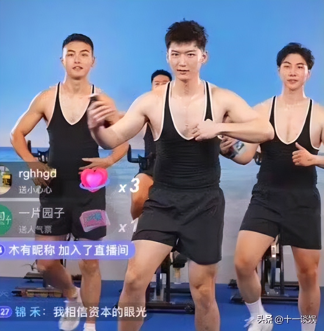 椰树直播带货被质疑打擦边球，型男骑单车健身动作妖娆，震惊网友