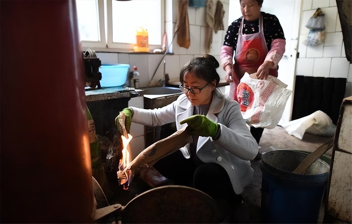 漂亮女教师被辞退,女教师为女儿辞职