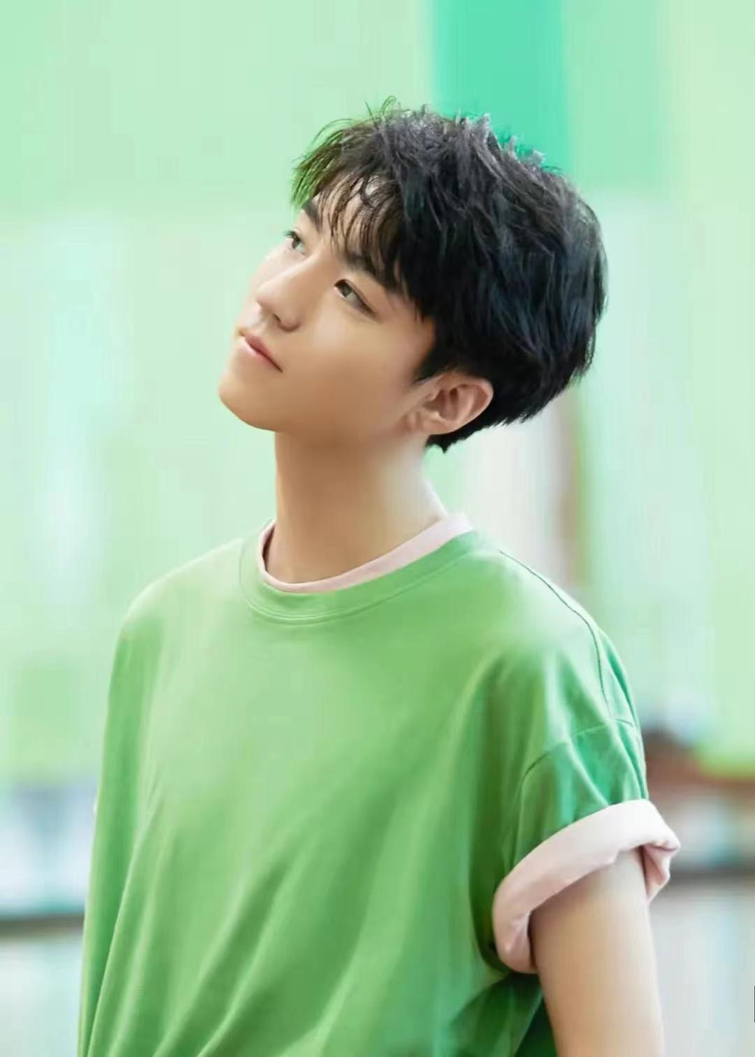 牛油果绿男生穿好看吗,牛油果绿适合黄黑皮肤穿吗男