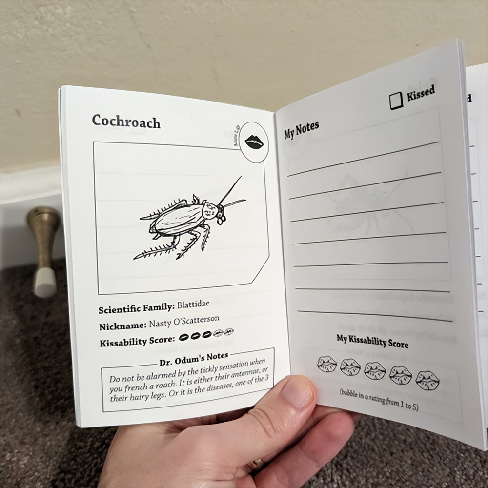 老外用虫子接吻器狂亲蚯蚓，连苍蝇路过都要被嘬两口