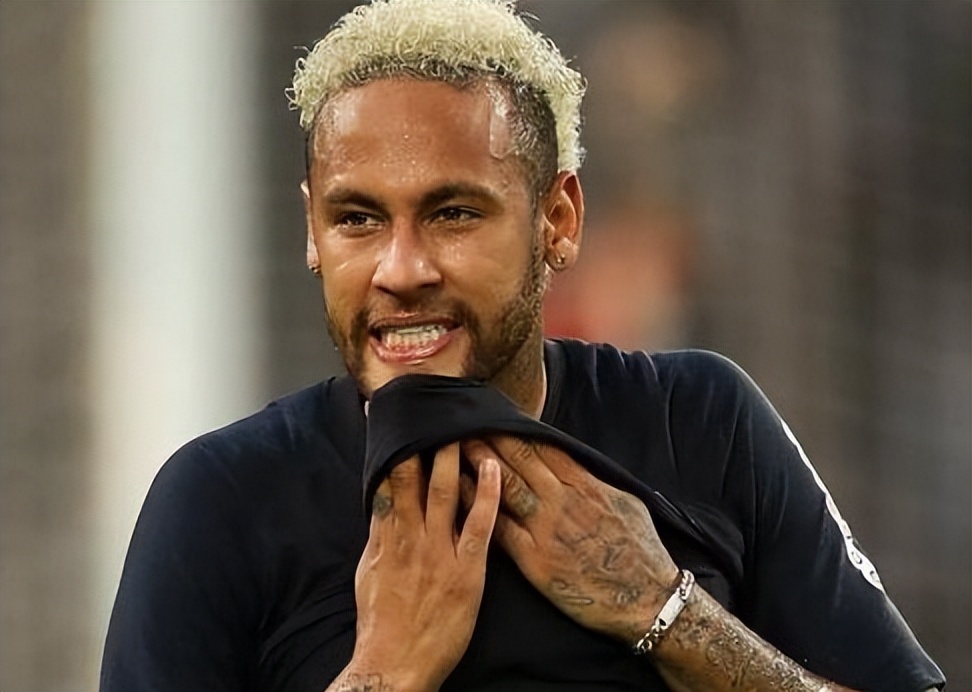 足坛球员年收入排行榜：C罗第二，梅西第三，皇马水货竟高居第六