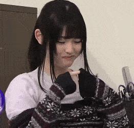 女孩子看起来外表美丽，其实裤袜已经掉到大腿根了！哈哈哈