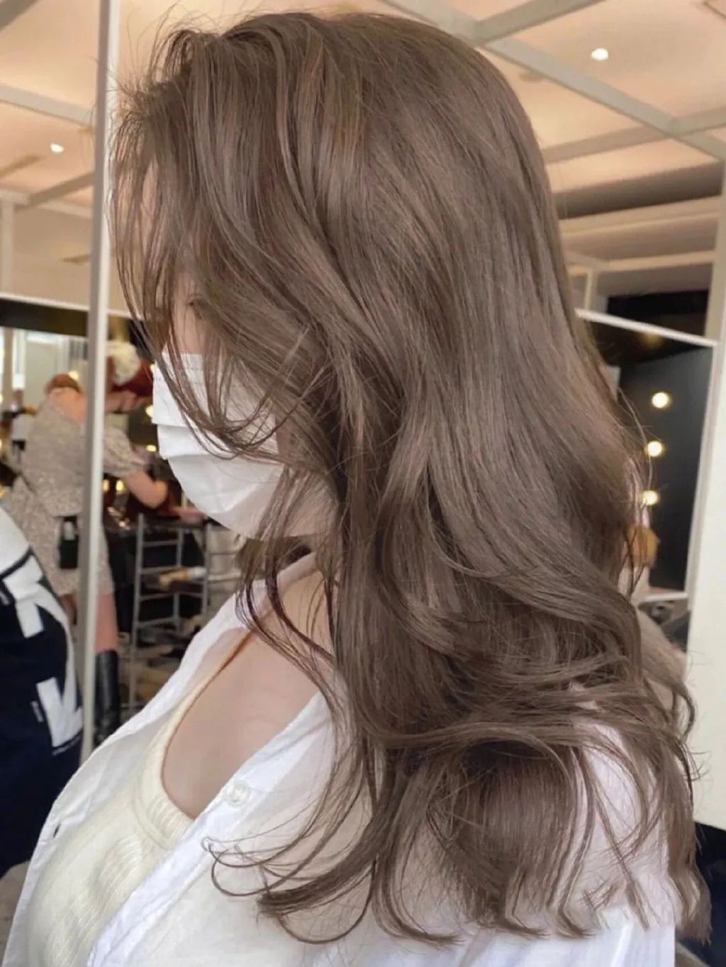 2018发色显肤色白又低调的发色,浅发色和深发色哪个更低调