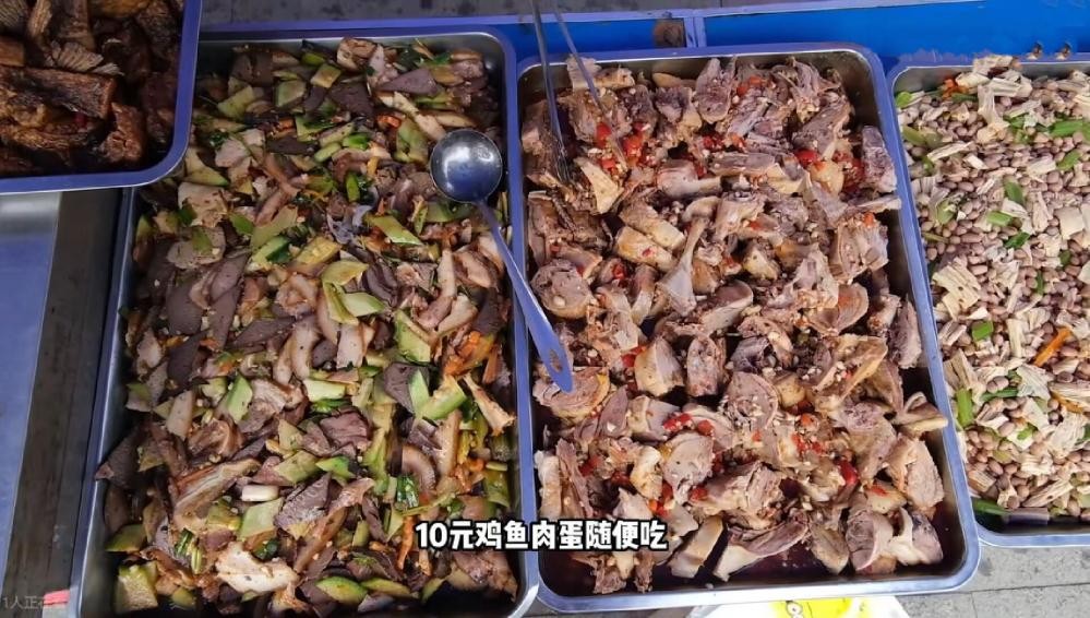 大学生吃10元工地餐,十块钱的工地餐养活了多少大学生