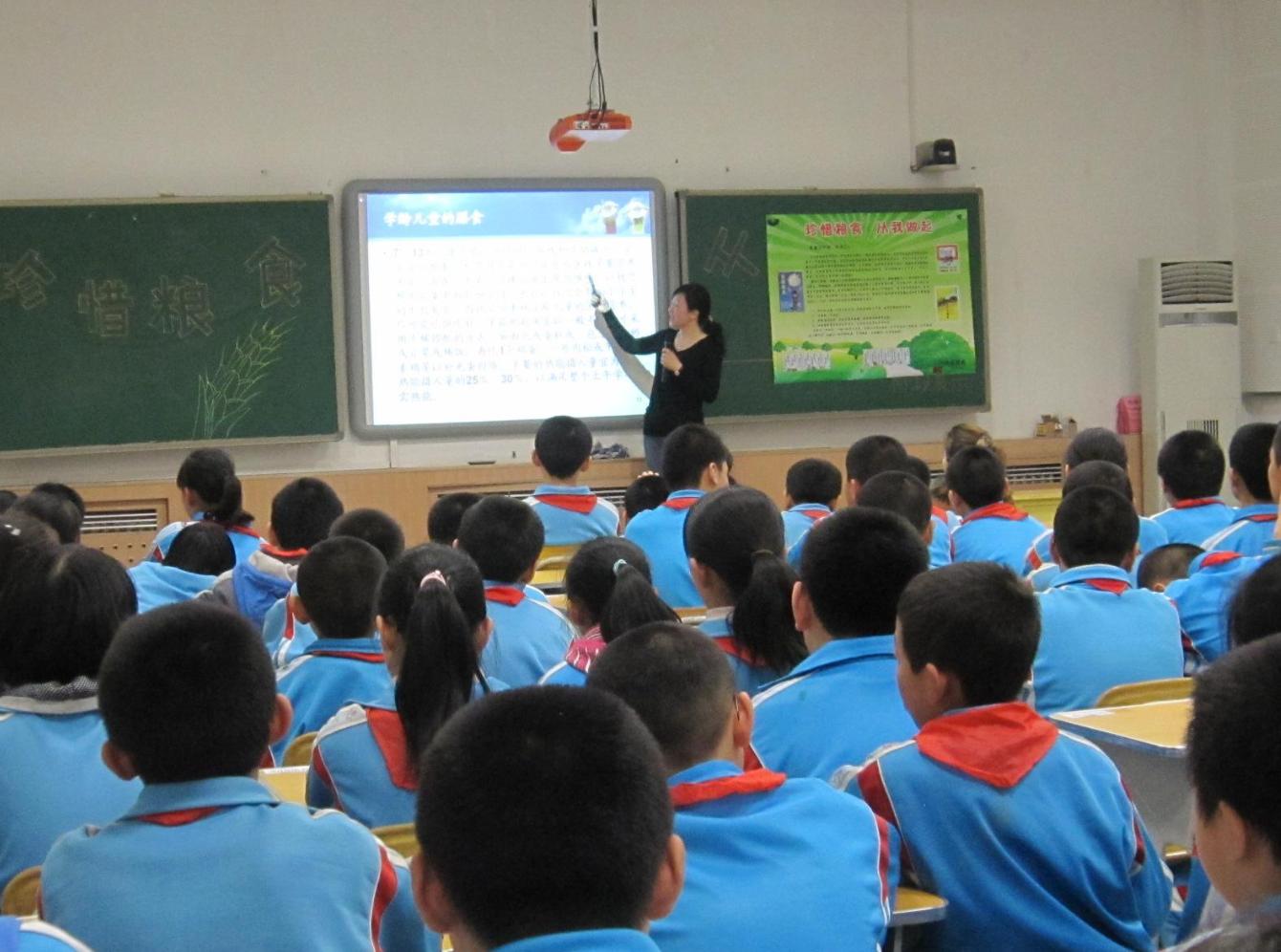 女孩课堂尿裤子被同学嘲笑不想上学，妈妈“三步”处理很高明