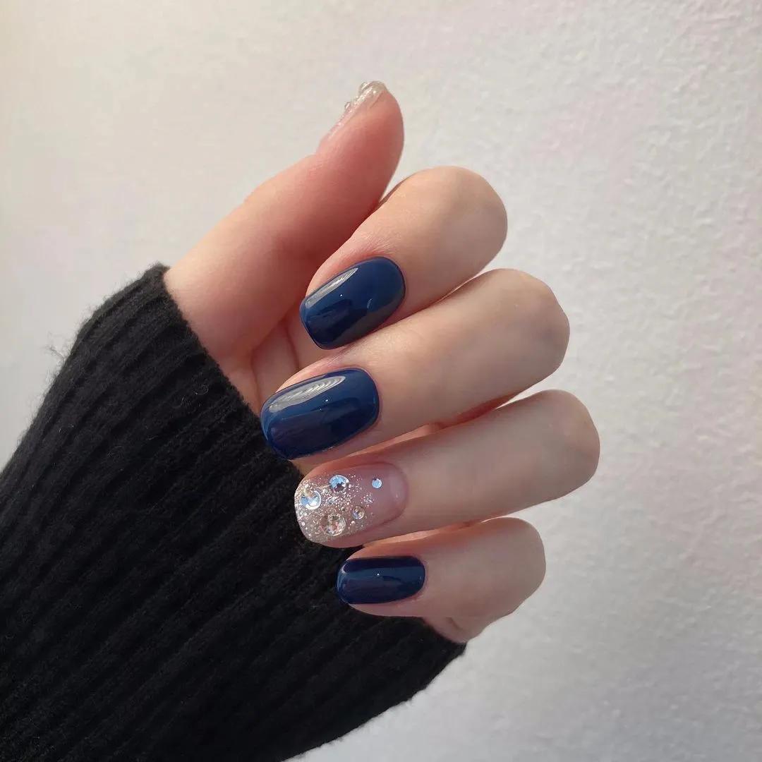 豆沙色美甲显手白吗,雾霾蓝跳色美甲图片显手白