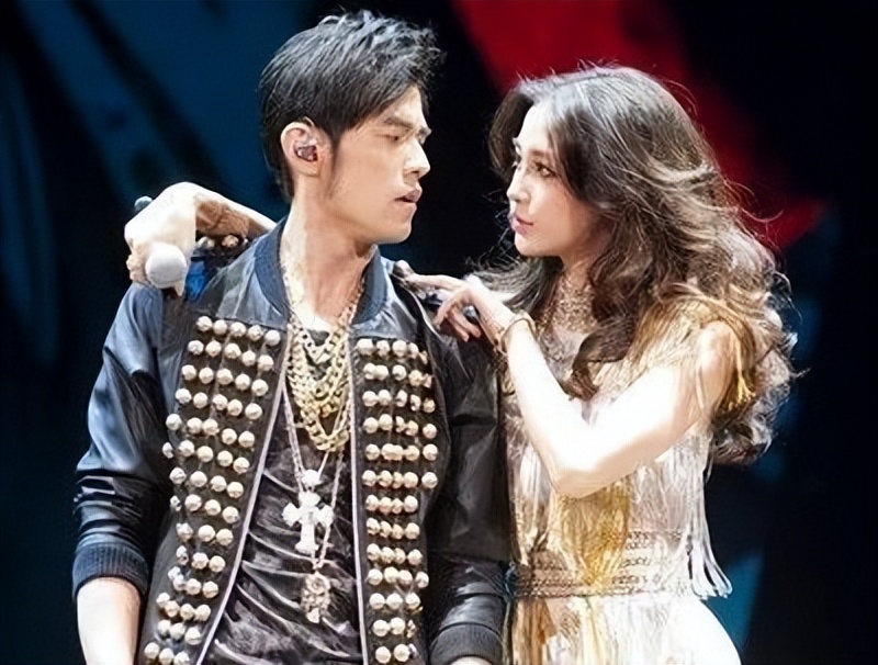 黄晓明当众摸女性屁股，Angelababy不闻不问，最终走向离婚