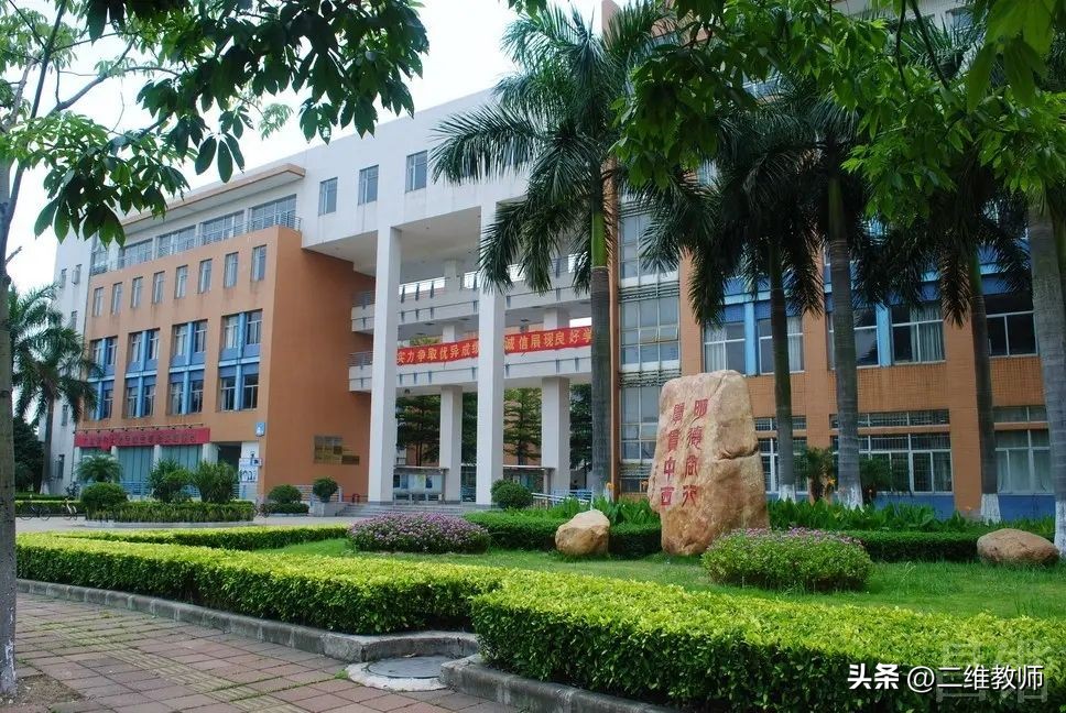 全国外语专业的大学最新排名,这2所双非院校建议你谨慎报考