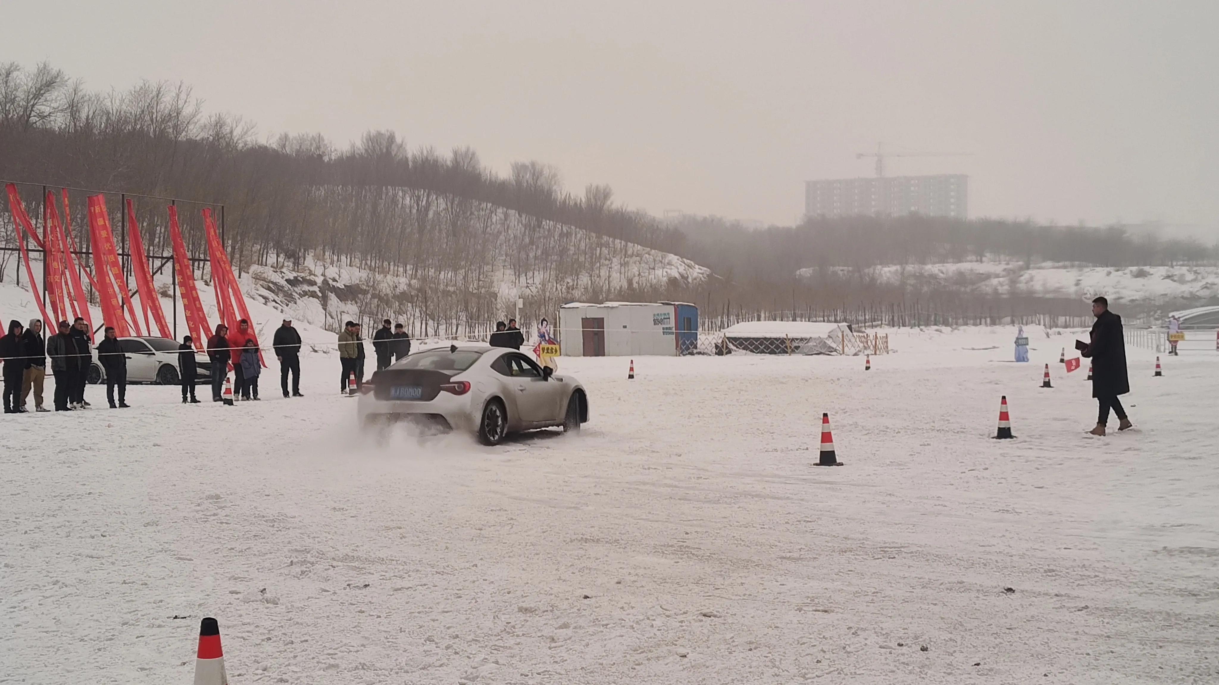 乌鲁木齐1413文化体育产业园汽车冰雪漂移上演“激情与速度”