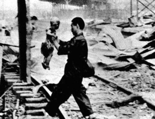 日本为何悬赏十万缉拿摄影师,1937年小孩哭泣照片