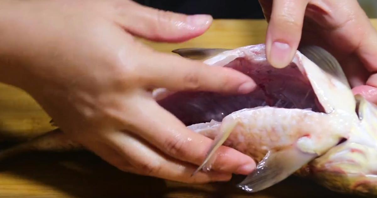 刮鱼鳞原来这么简单，只需一个塑料袋，不飞溅不脏手，又快又干净